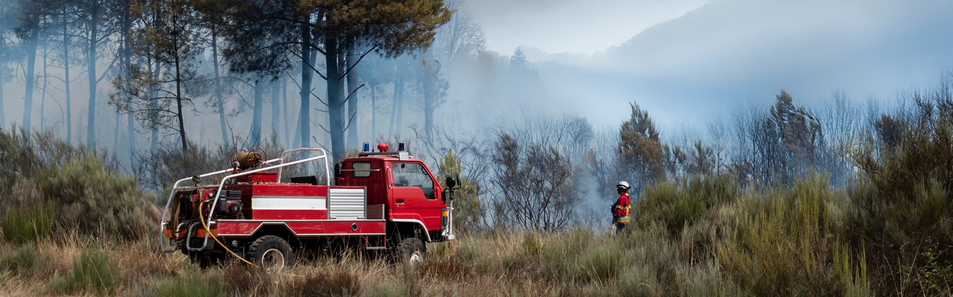 Bombeiros a combater fogo