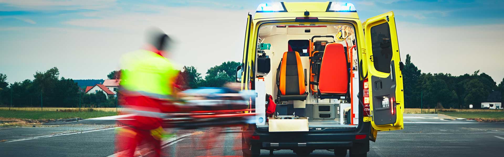 Paramédico a caminho de uma ambulância amarela para socorrer alguém