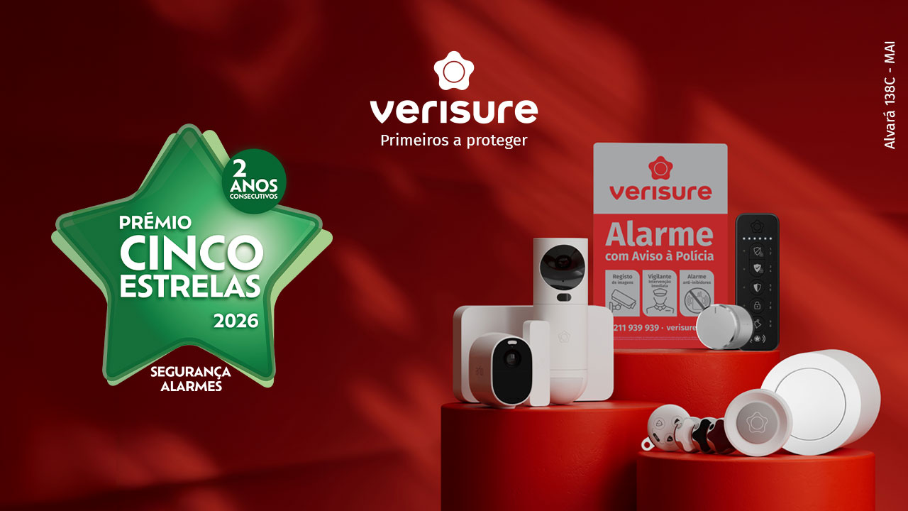 produtos do kit alarme da verisure, com camara, placa dissuasoria e fechadura inteligente sobre fundo vermelho e com o selo do premio 5 estrelas