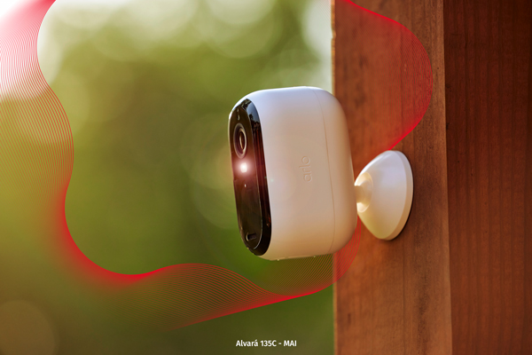Camara de videovigilancia do sistema de alarmes da Verisure com a aura vermelha