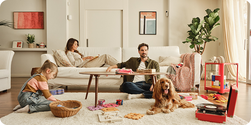 familia na sala de uma casa protegida pela verisure