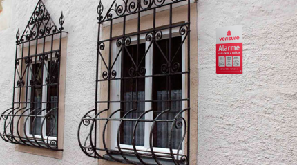 grades na janela de uma casa protegida pela verisure