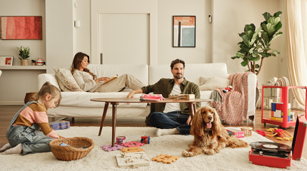 familia na sala de uma casa protegida pela verisure
